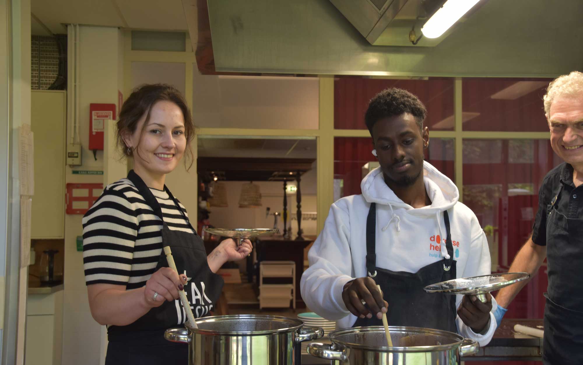 Vrijwilligers van Dordtse Helden in de keuken