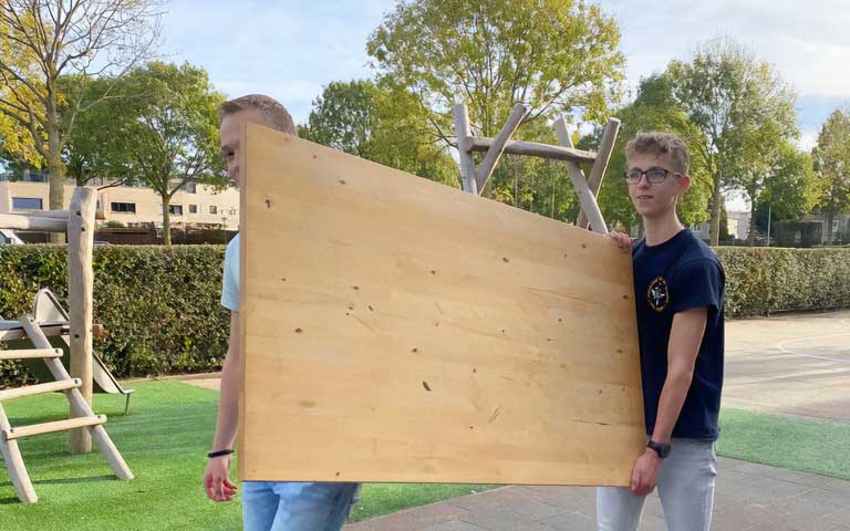 Vrijwilligers van Dordtse Helden klussen