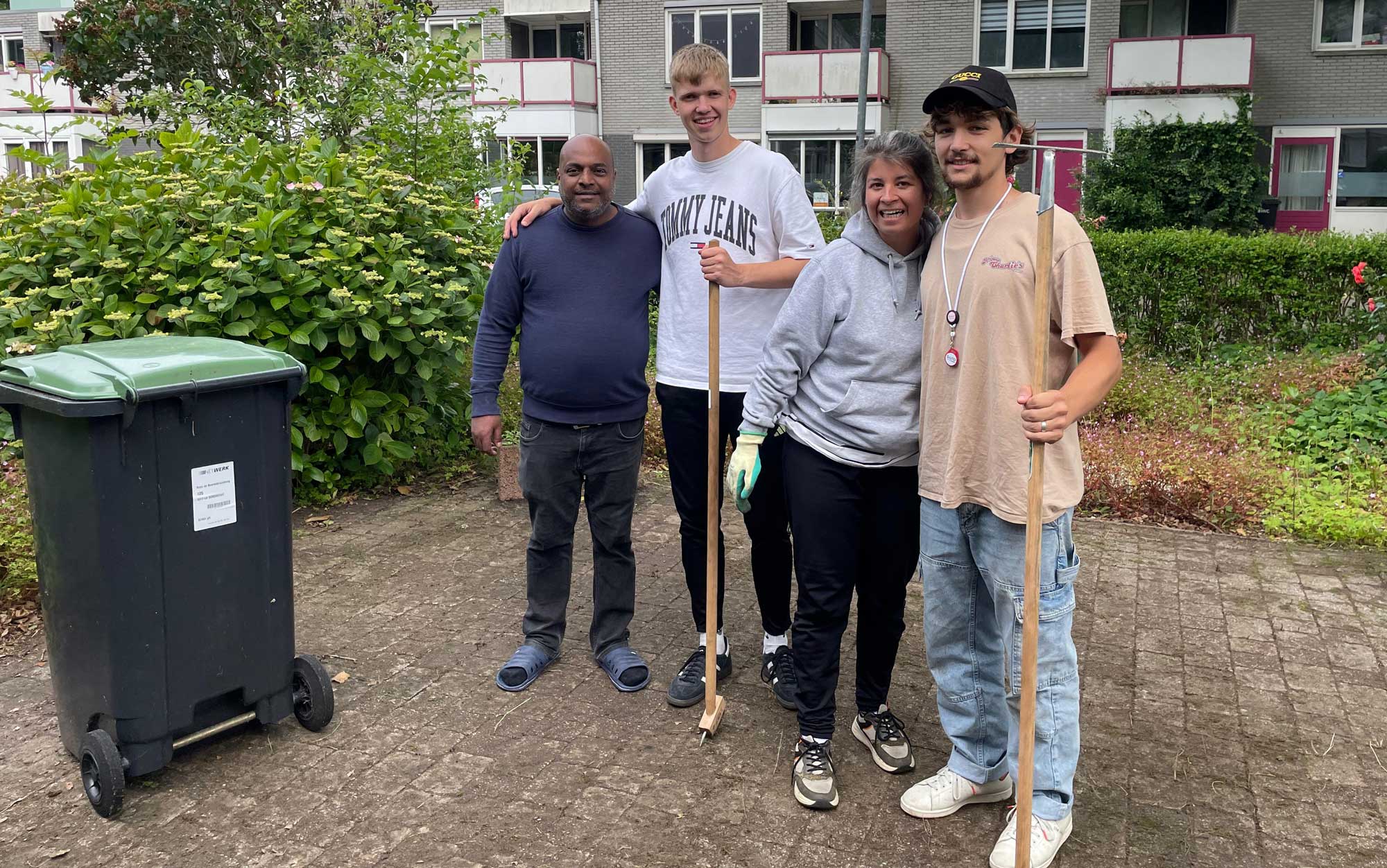Vrijwilligers van Dordtse Helden hebben onkruid verwijderd