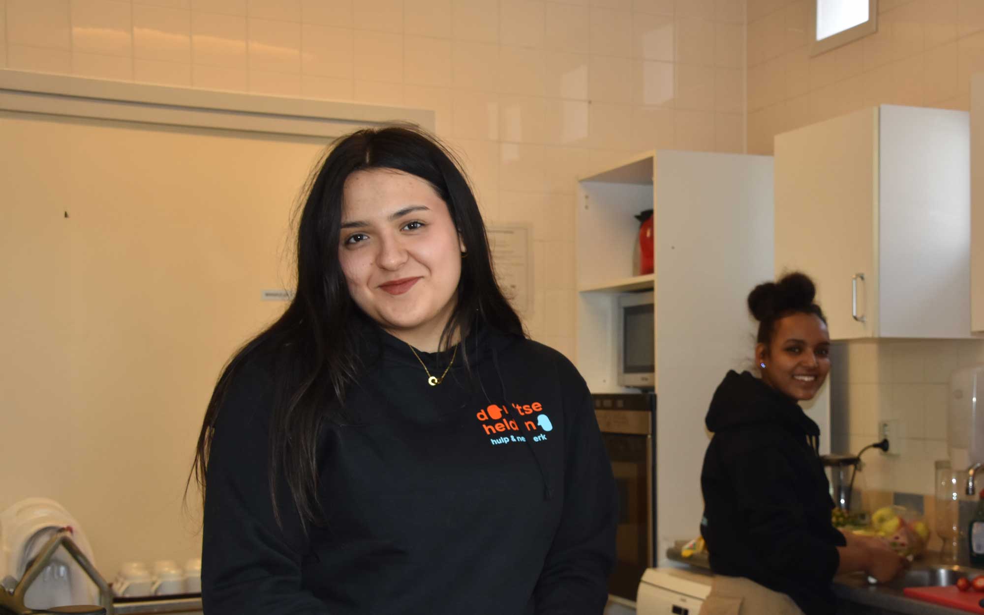 Vrijwilliger in de keuken bij Dordtse Helden